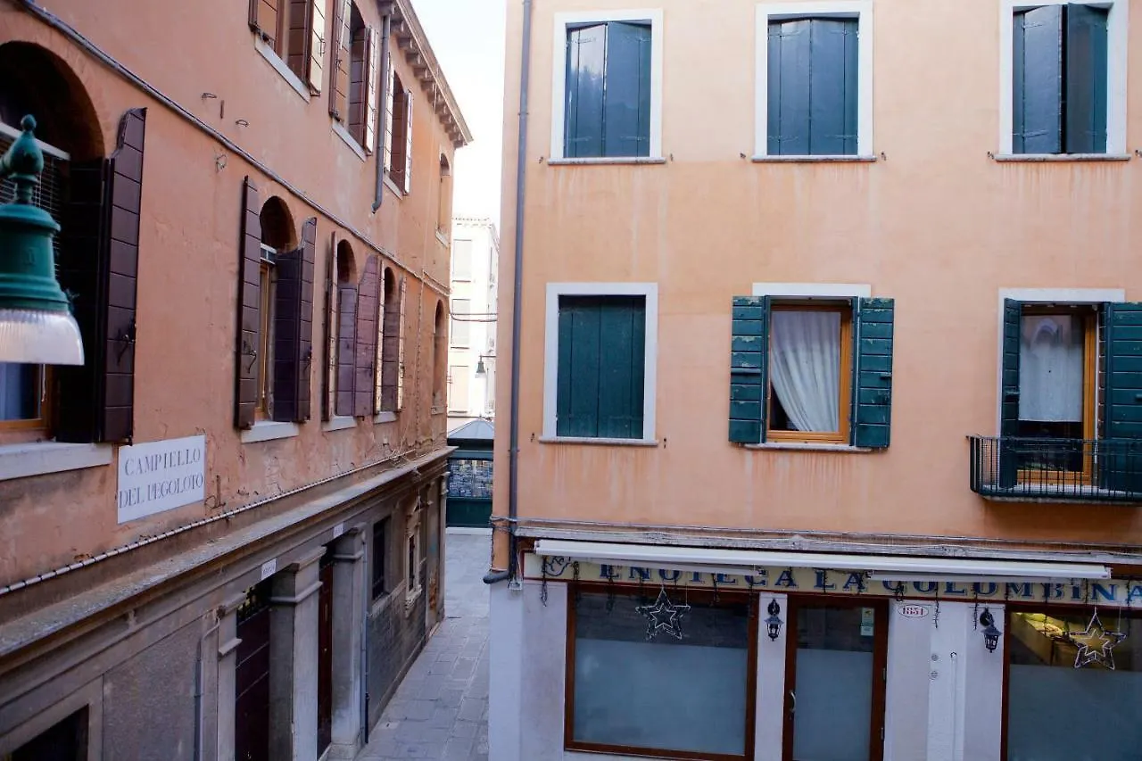 piccola corte Venezia 0*,  Italia